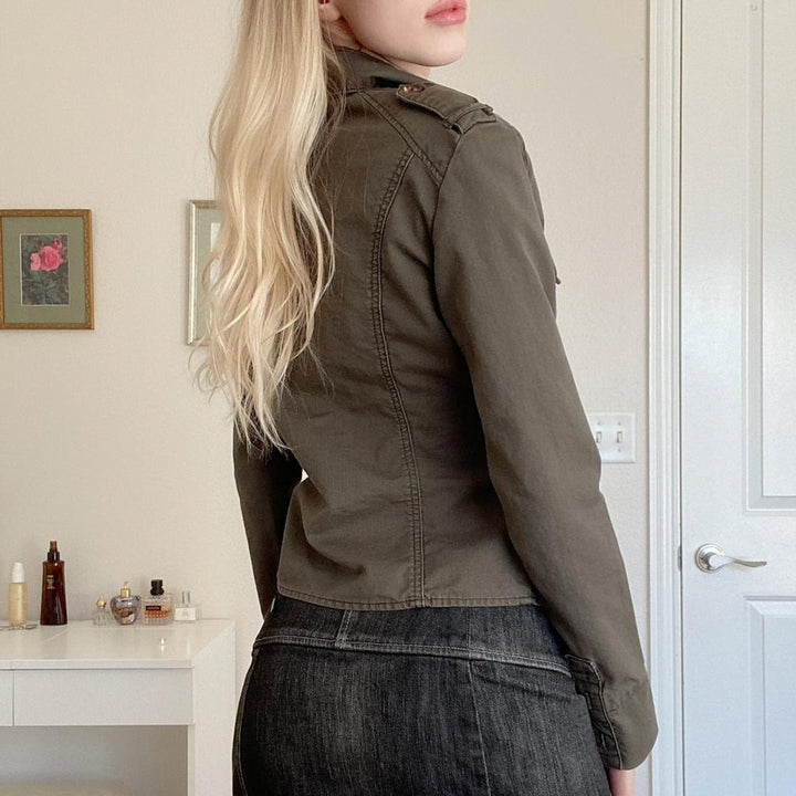 Women's tailored shirt jacket with chest pockets and distinctive seam design Mune Fashion