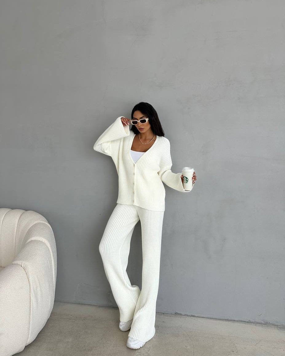 Women's ribbed cardigan with extra-long sleeves and matching high-waisted lounge pants Mune Fashion