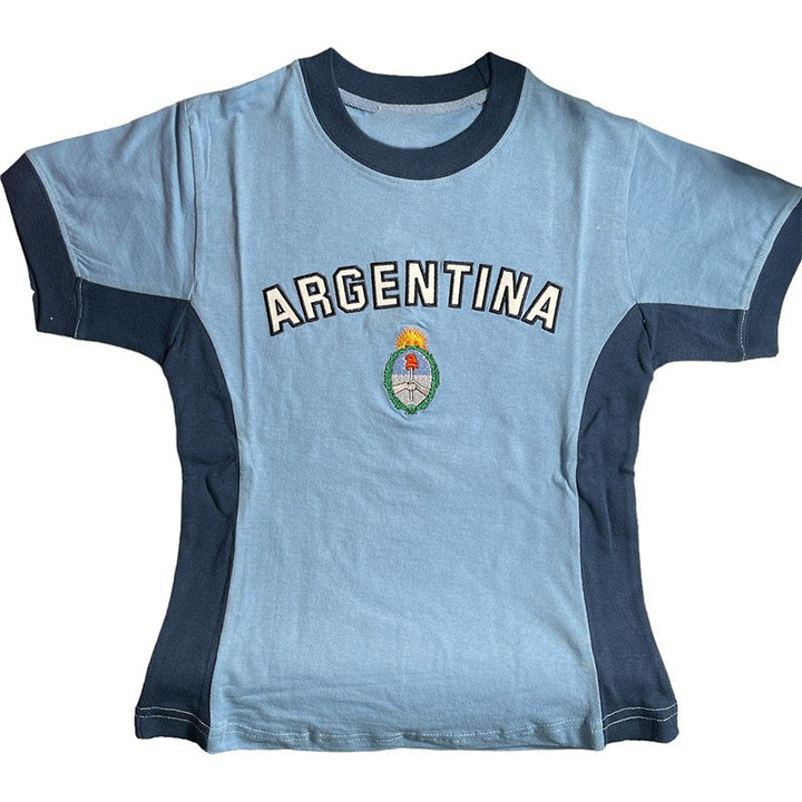 Women's fitted short-cut fan crop shirt with contrast collar and embroidered flag patch Mune Fashion