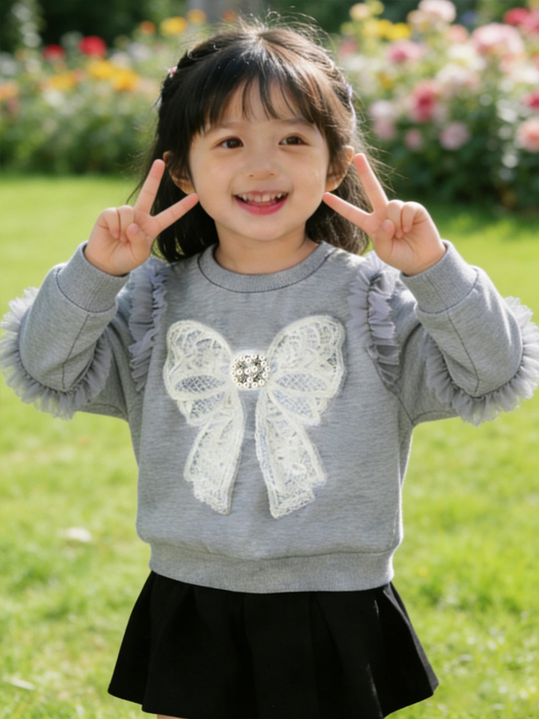 Girl sweatshirt with ruffle details and decorative bow motif Mune Fashion