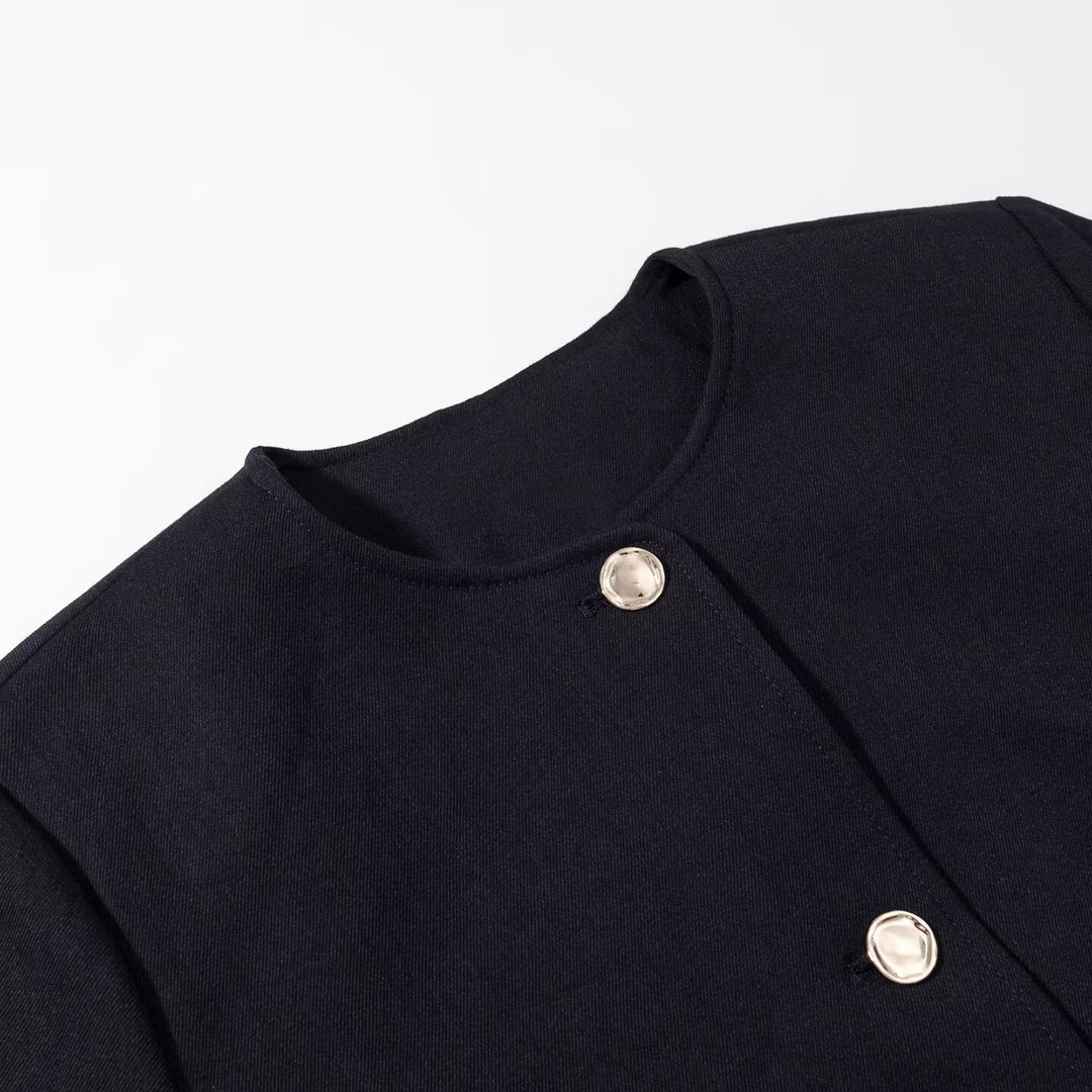 Women's short blazer without collar with round neckline, decorative button closure and piped pockets Mune Fashion