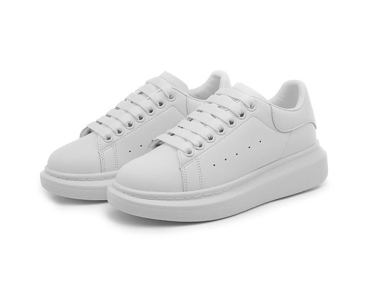 Unisex minimalist platform sneaker made of smooth synthetic leather with padded heel collar and cushioning lightweight sole Mune Fashion