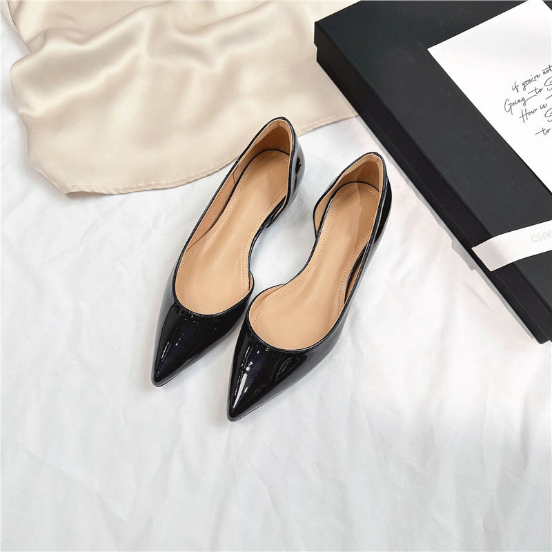 Ladies patent ballet flats with pointed toe shape and elegant D'Orsay silhouette Mune Fashion