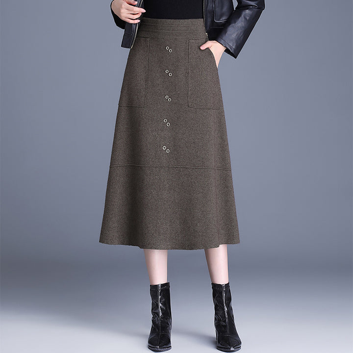 Women's knee-length skirt with practical pockets and button details Mune Fashion