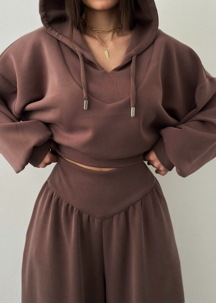 Women nan luxurious leisure set hoodie with V-neck detail and high-waisted culotte Mune Fashion