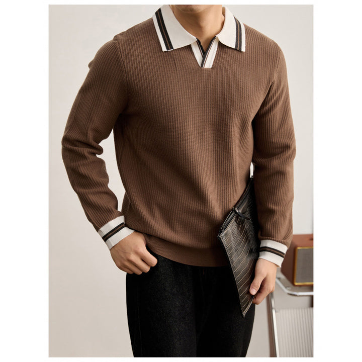 Men's fine knit polo with V-neck, ribbed structure and contrasting cuffs Mune Fashion