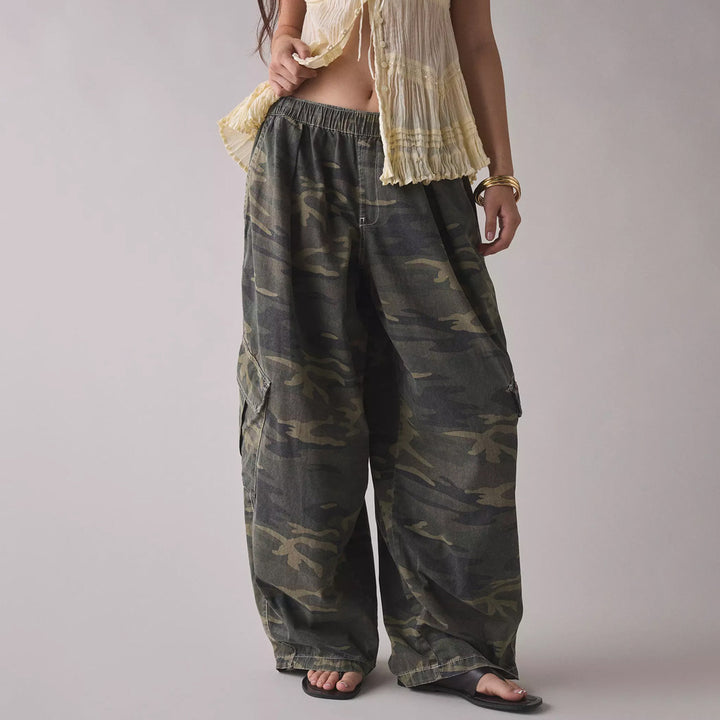 Women's wide cargo pants with elastic waistband and applied flap pockets Mune Fashion