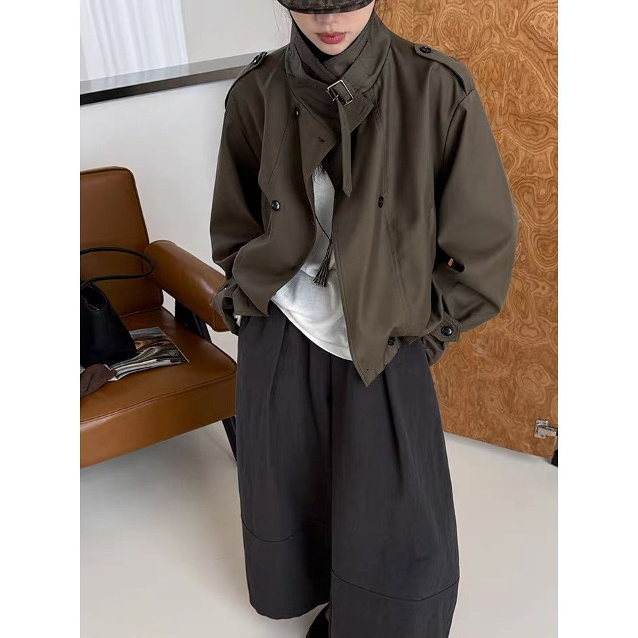 Women's short trench coat in boxy cut with double-breasted button placket and stand-up collar Mune Fashion