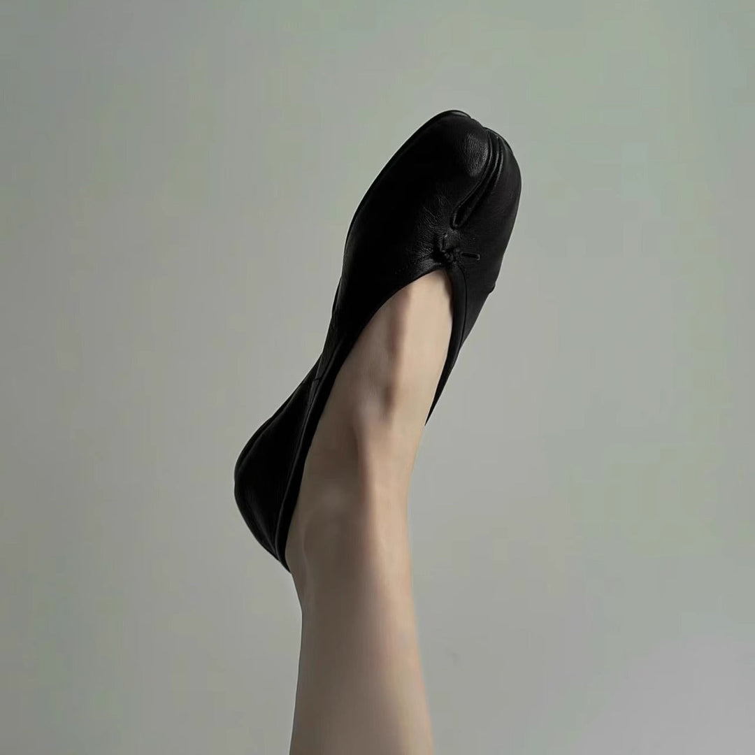 Ladies' ballerinas with sophisticated toe design and velvety leather craftsmanship Mune Fashion