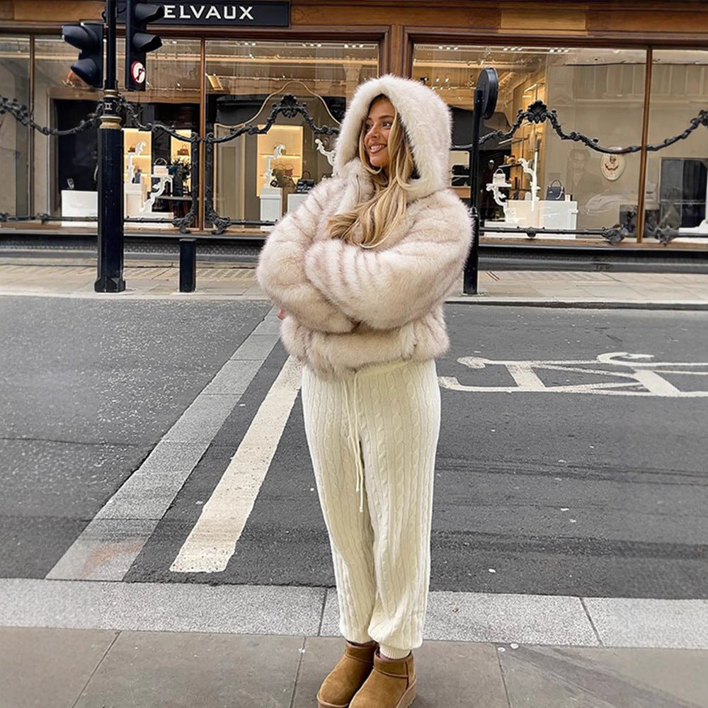 Women's hooded short jacket made of faux fur with boxy silhouette and warm padding Mune Fashion