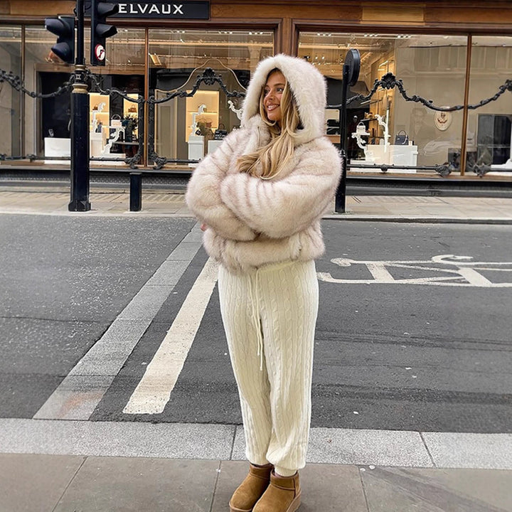 Women's hooded short jacket made of faux fur with boxy silhouette and warm padding Mune Fashion