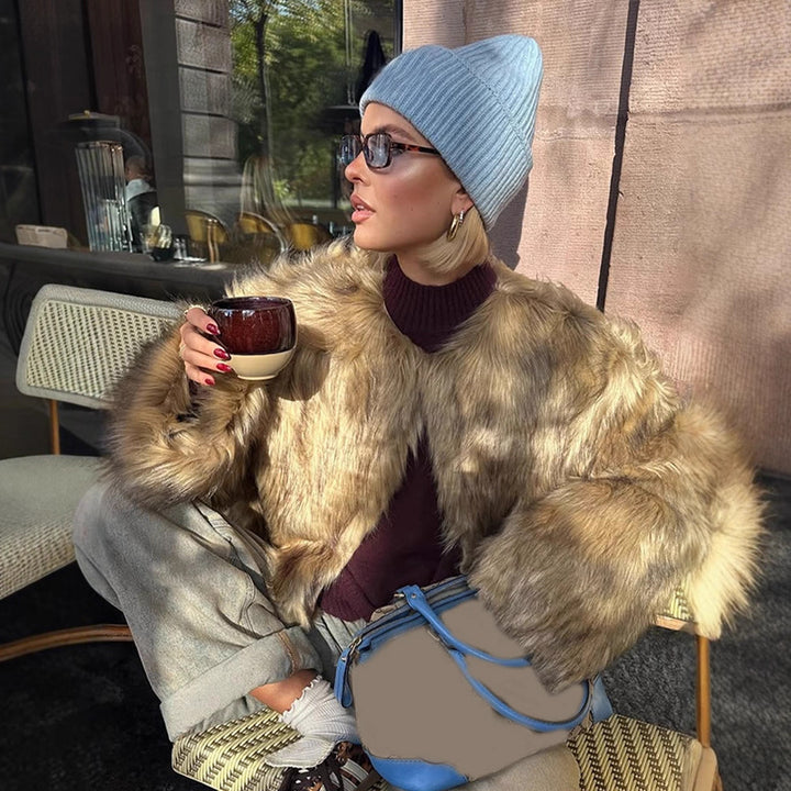 Women's short faux fur jacket with oversized sleeves and plush collar Mune Fashion