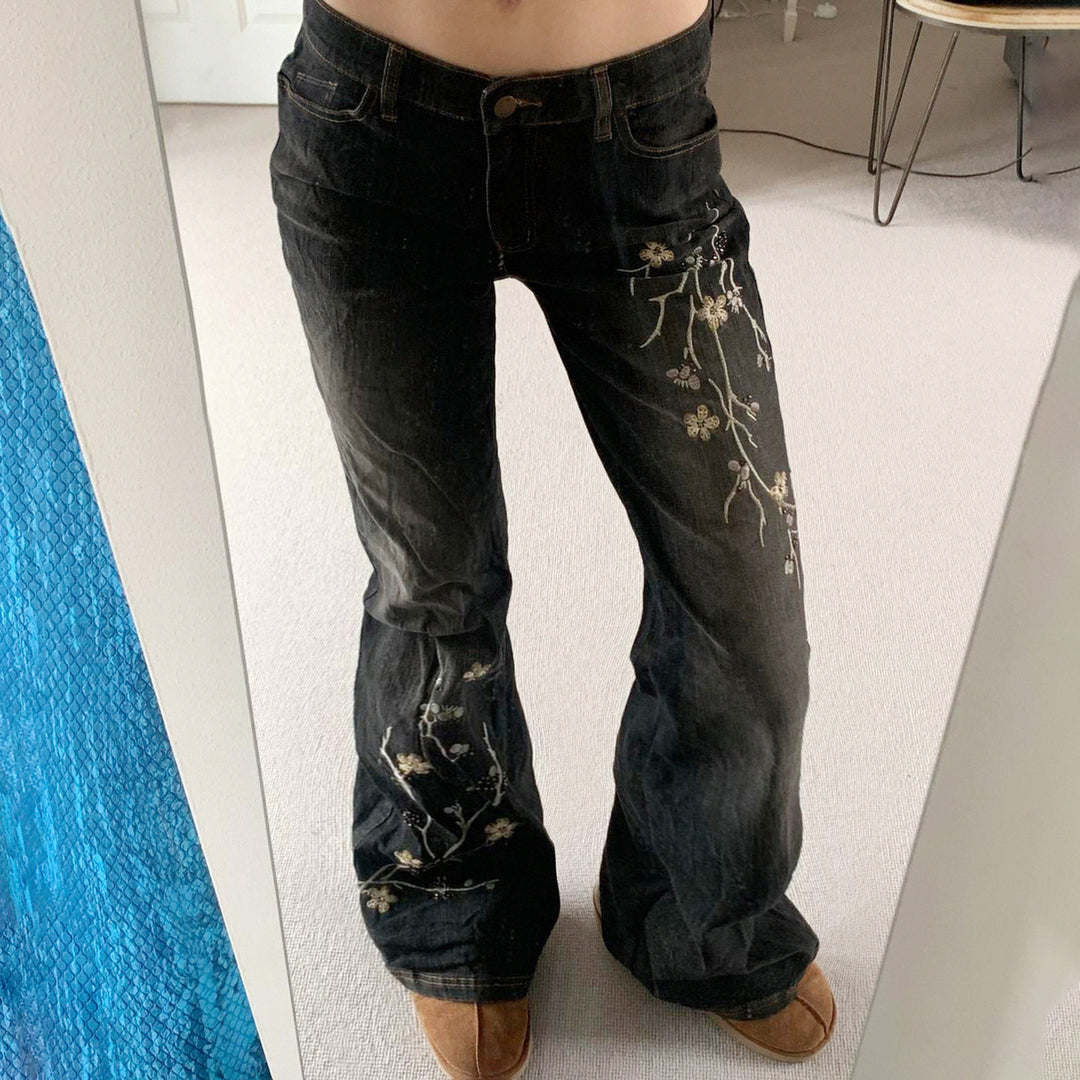 Ladies' tailored flared jeans with floral embroidery, stretch denim, and five-pocket cut Mune Fashion