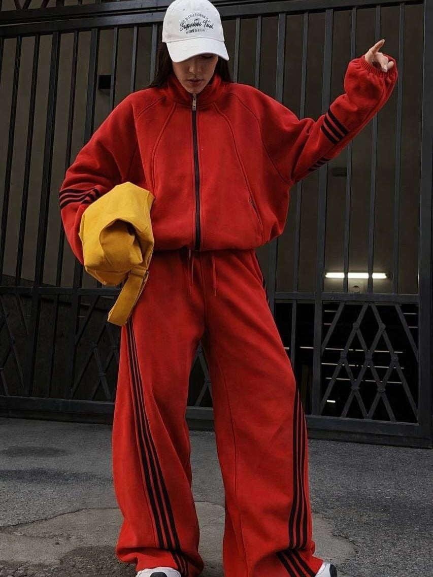 Women's wide jogging suit set made of cotton fleece with zipper and contrasting side stripes Mune Fashion