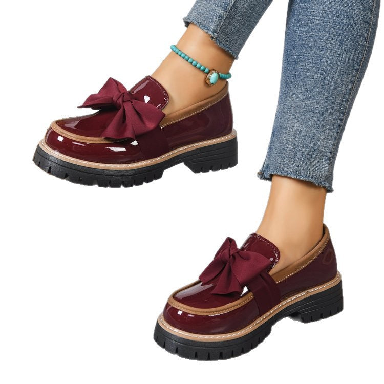 Damen Plateau-Loafer aus Lacklederoptik mit profilierter Gummisohle und Zierschleife Mune Fashion