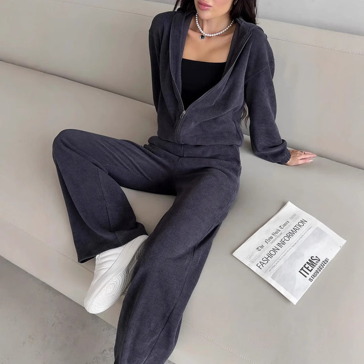 Women's short hoodie loungewear set with full zip, elastic comfort waistband and ribbed texture Mune Fashion
