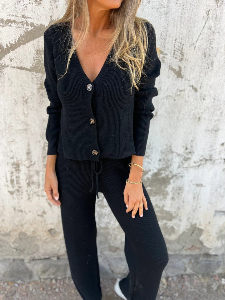 Women fine-knit cardigan with deep V-neck, decorative buttons and high-waisted knit trousers with drawstring Mune Fashion