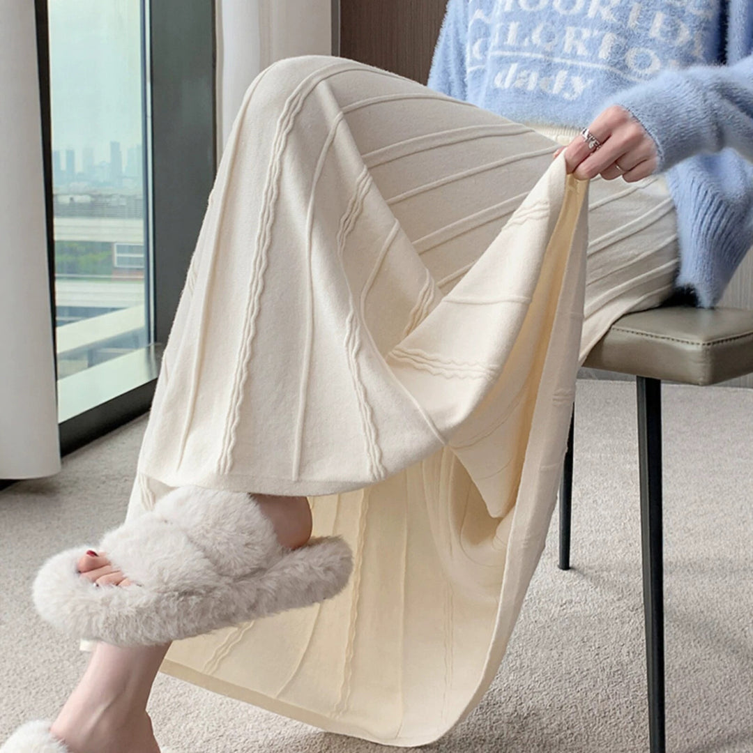Women's Long Pleated Skirt made of soft flowing material Mune Fashion