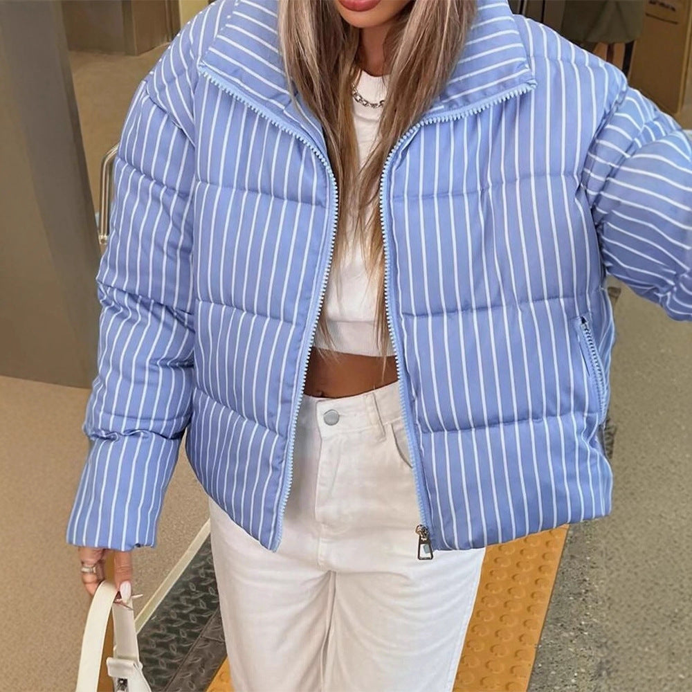 Women's short quilted jacket with high stand-up collar, vertical stripe pattern and zippered pockets Mune Fashion