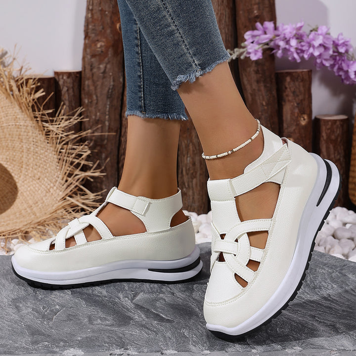 Women's sporty platform sandals with closed toe cap, crossed straps, and adjustable heel strap Mune Fashion