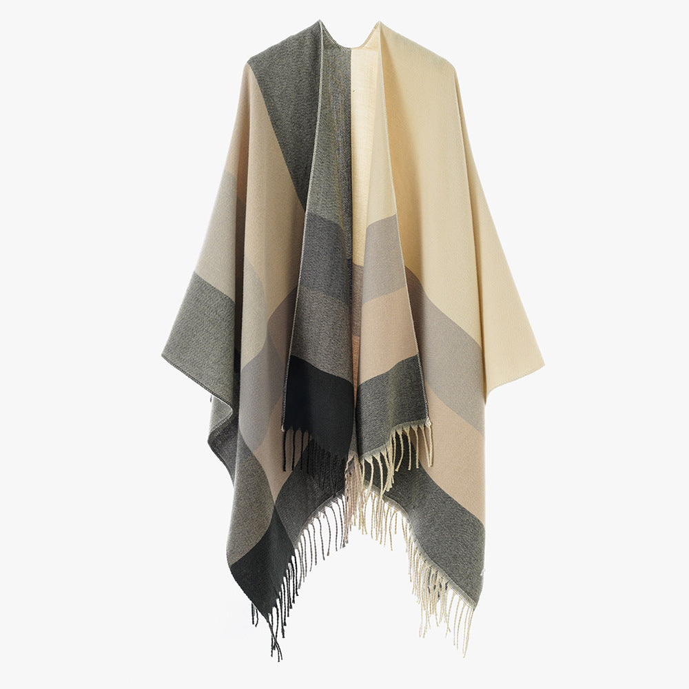 Women's wrap cape made of wool blend with check pattern and fringes Mune Fashion