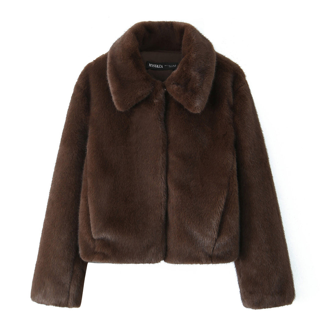 Women’s short jacket made of luxurious faux fur with a classic shirt collar Mune Fashion