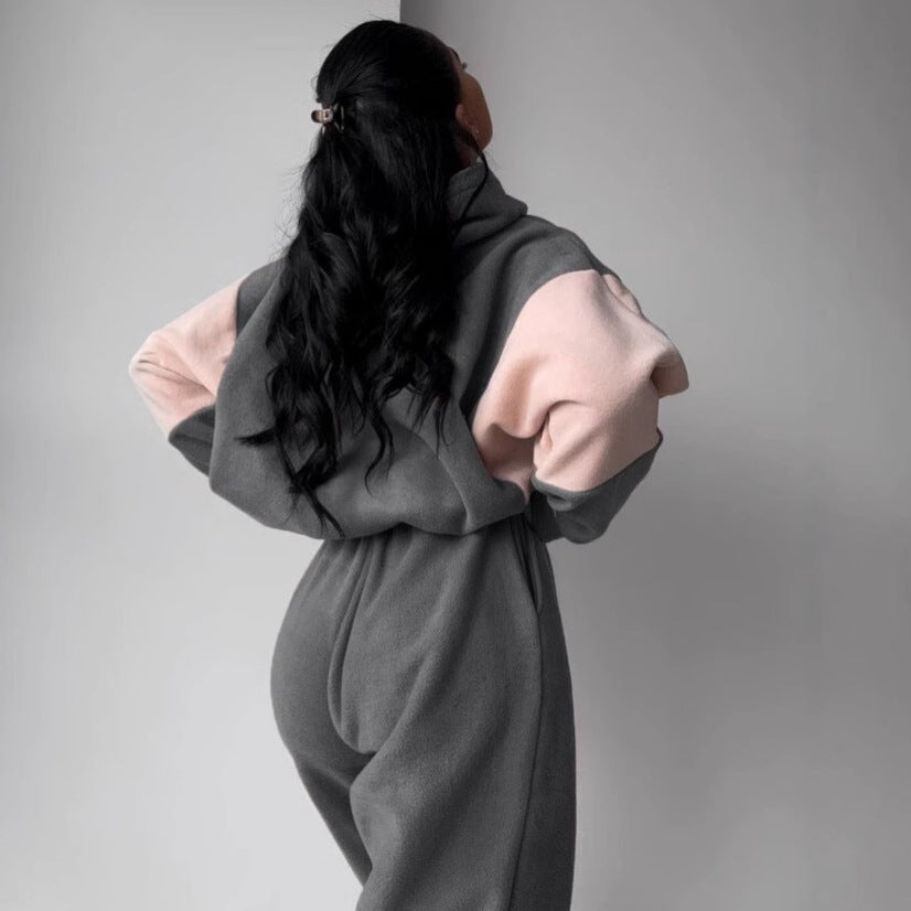 Women's cozy hoodie set with contrast sleeves, elastic high-waist joggers, and oversized hood Mune Fashion