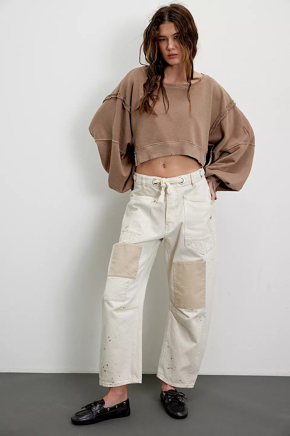 Women's cropped oversized sweatshirt with thumb hole, frayed hem, and wide raglan sleeves Mune Fashion