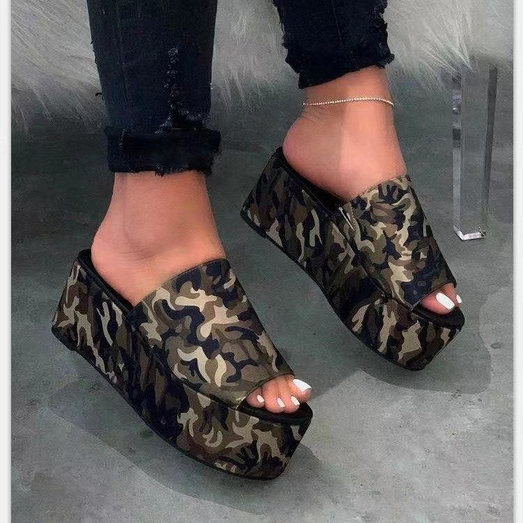 Women's platform mules with camouflage pattern and high wedge sole Mune Fashion