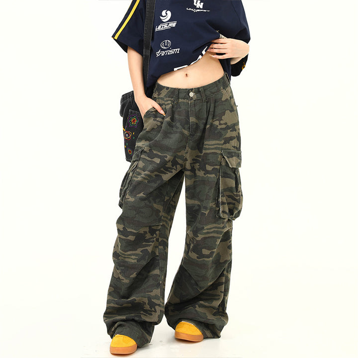 Women's cargo pants with wide leg and camouflage pattern