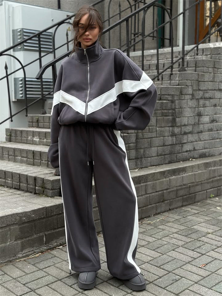 Ladies elegant sporty two-piece tracksuit with zip and contrasting V yoke Mune Fashion