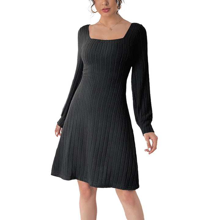 Ladies midi dress made of fine knit with ribbed textured pattern, tailored silhouette and square neckline Mune Fashion