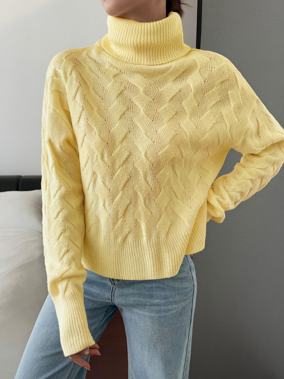 Women's chunky knit turtleneck sweater with cable structure, oversized fit and longer sleeves Mune Fashion