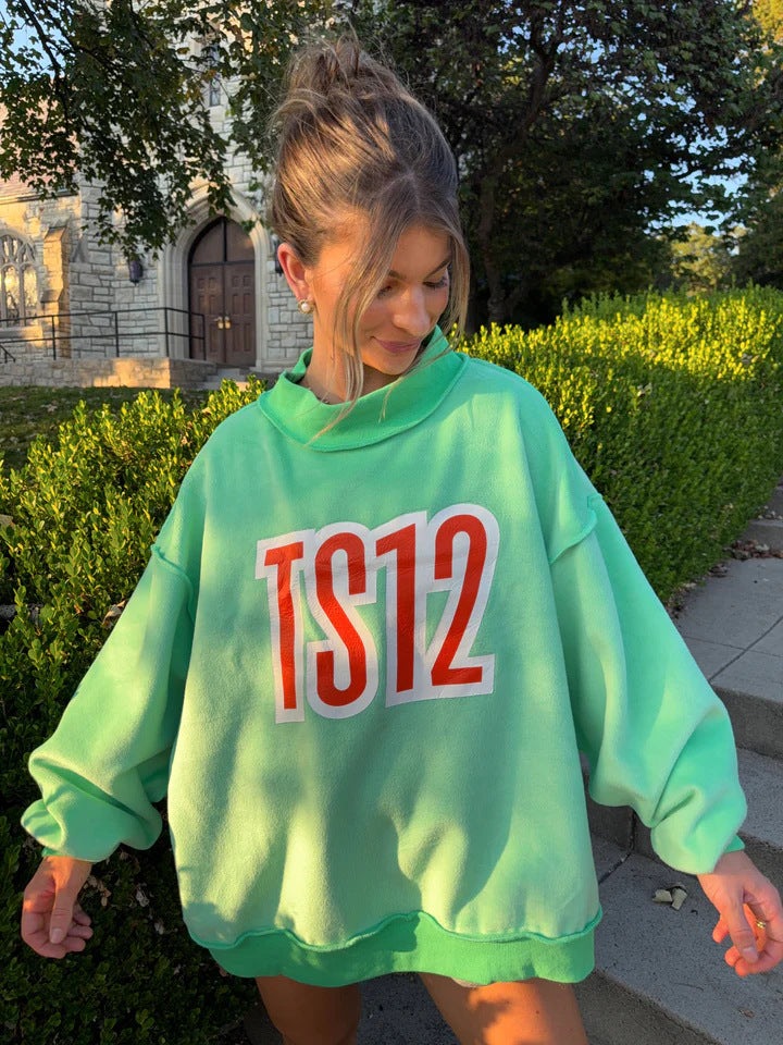 Women's oversized sweatshirt with high collar and eye-catching front print Mune Fashion
