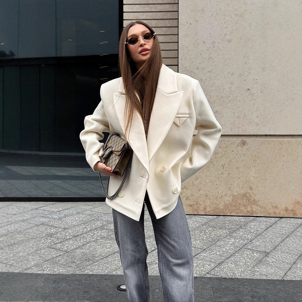 Women's Oversized Double-Breasted Short Blazer in Cocoon Cut made of Wool Blend Mune Fashion