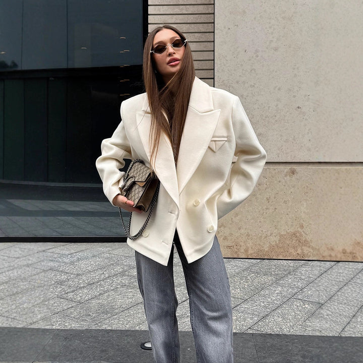 Women's Oversized Double-Breasted Short Blazer in Cocoon Cut made of Wool Blend Mune Fashion