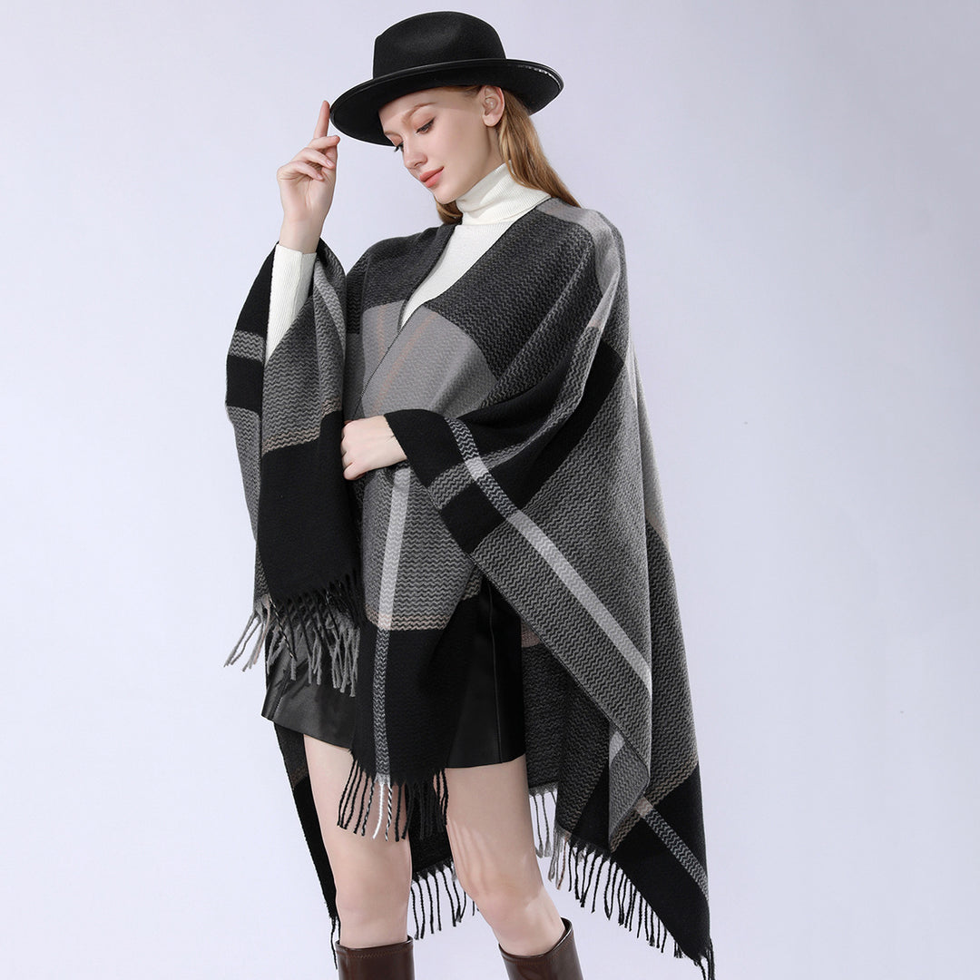 Women's Oversize Cape Poncho made of textured knit blend with V-neck, plaid pattern and fringes Mune Fashion