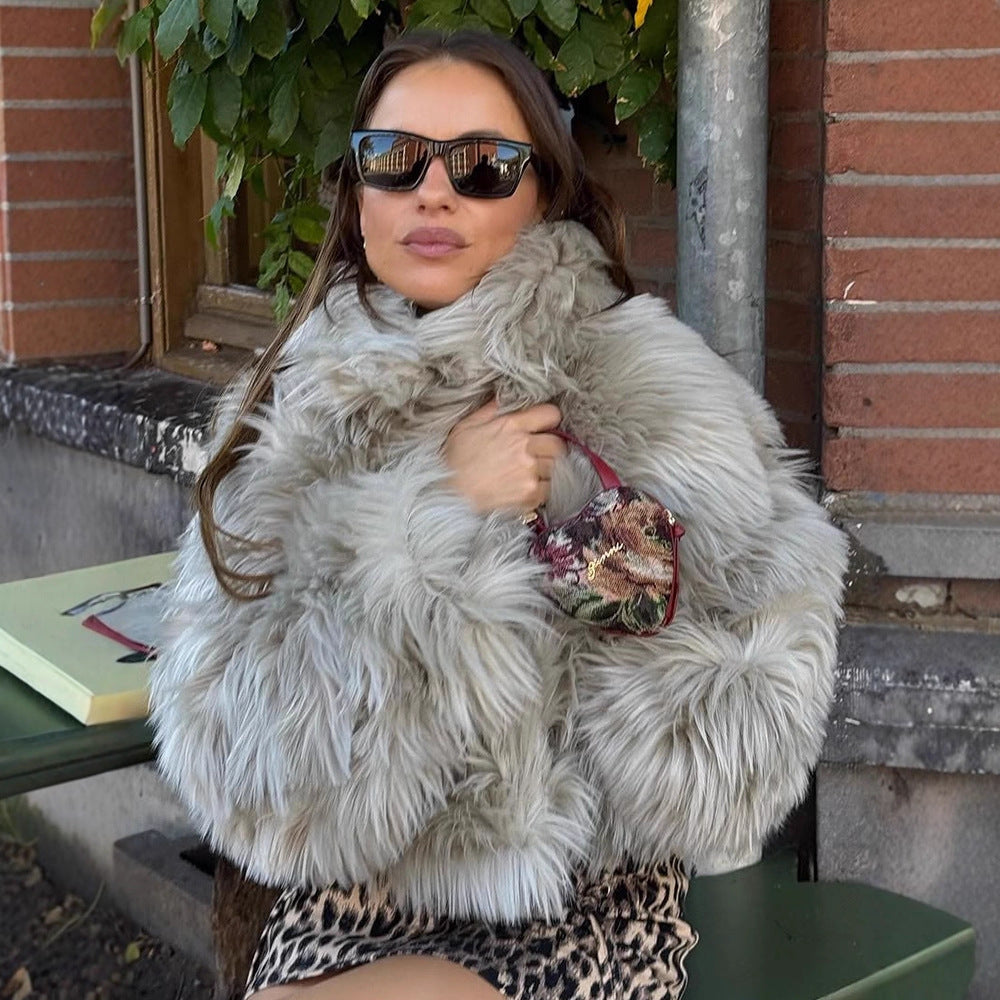 Women's short cut voluminous faux fur coat with shaggy texture Mune Fashion