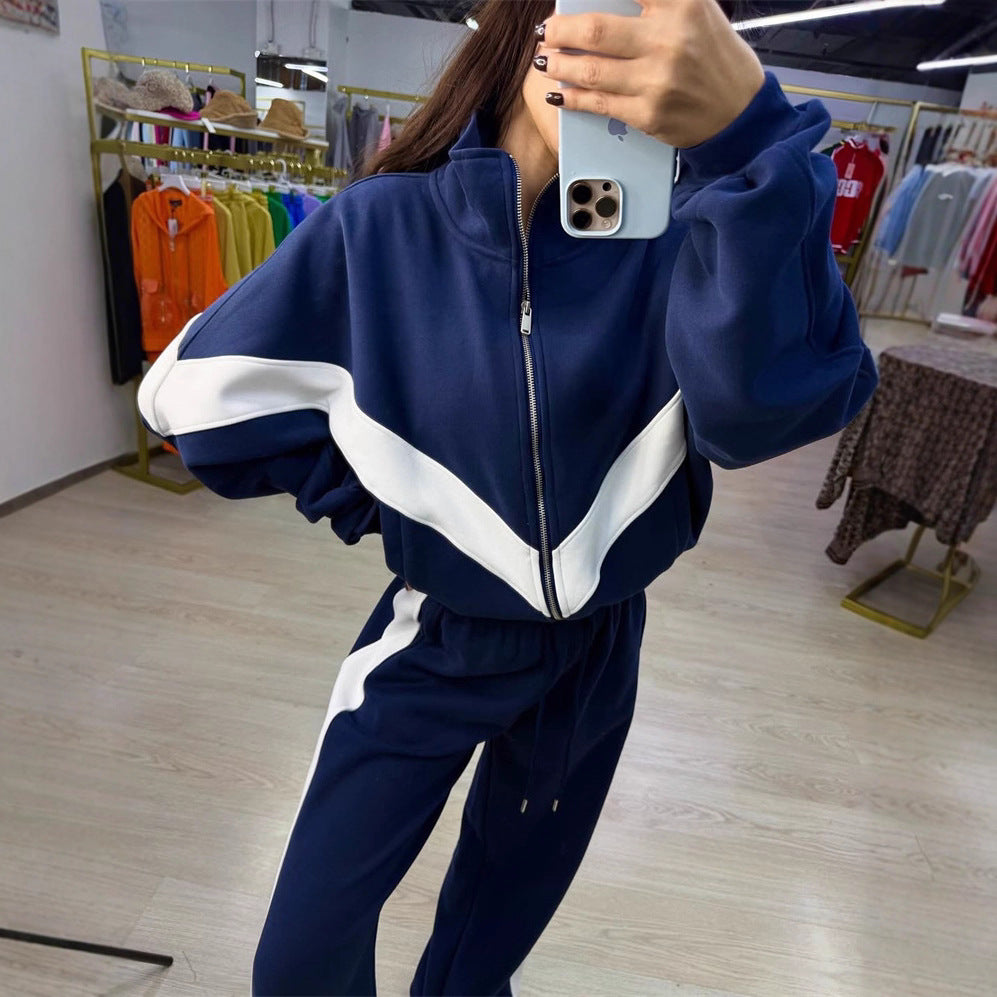 Ladies elegant sporty two-piece tracksuit with zip and contrasting V yoke Mune Fashion