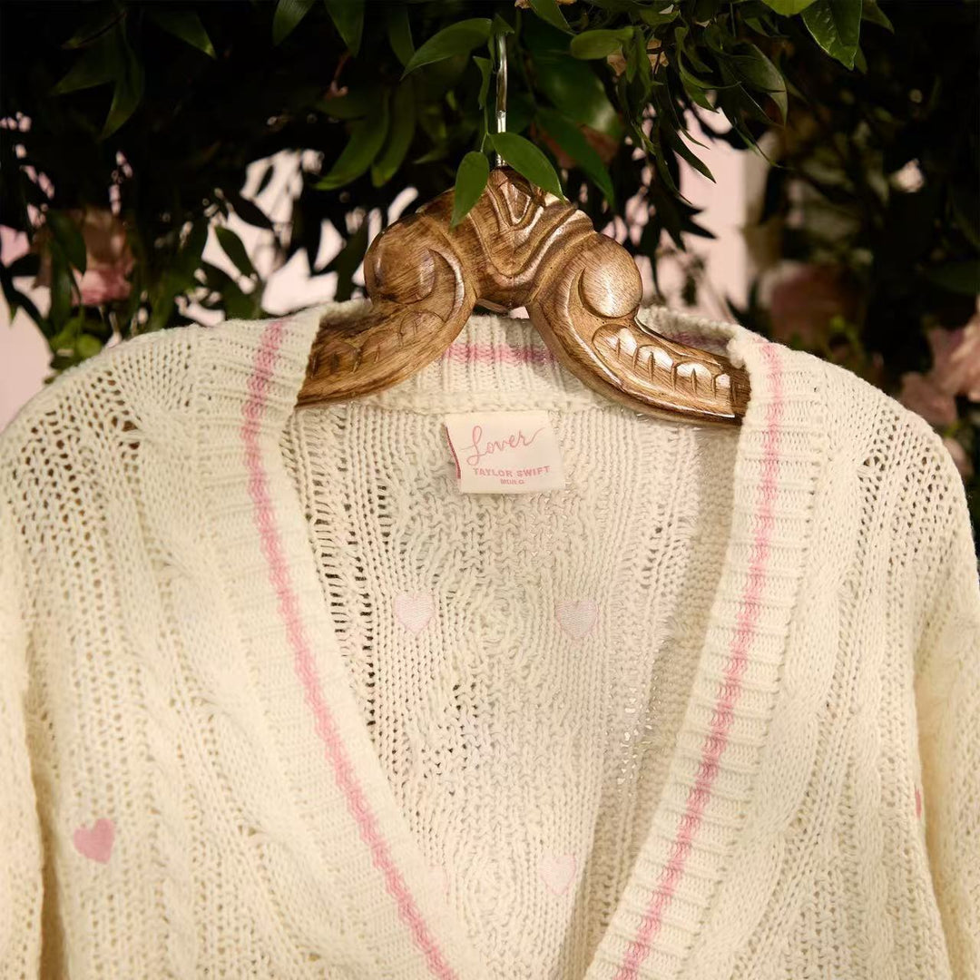 Women’s chunky knitted V-neck cardigan with heart appliqués and decorative heart buttons Mune Fashion