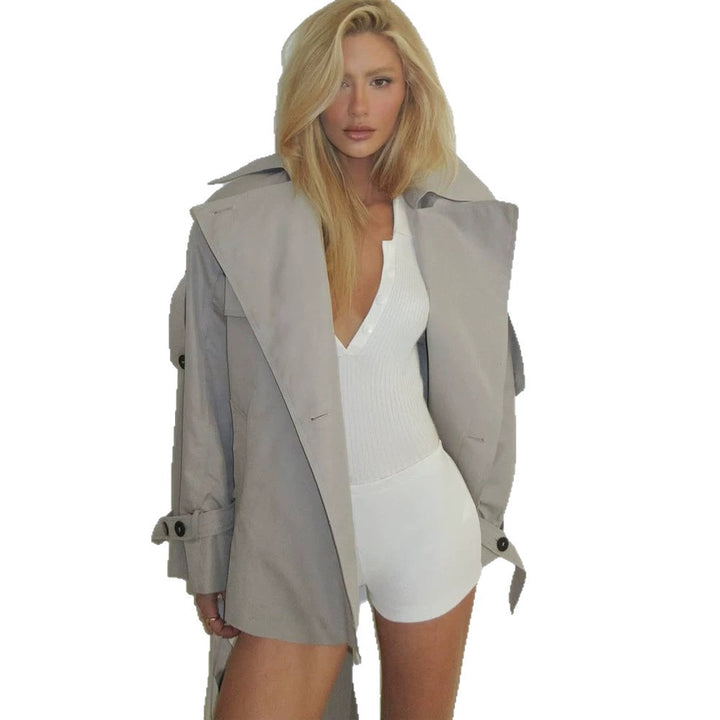 Women's short trench coat in oversized cut with wide lapels and adjustable cuffs Mune Fashion