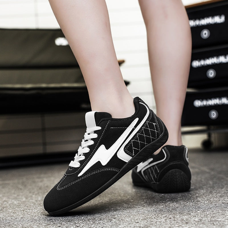 Women's lightweight retro skate sneakers with quilted sidewall, padded ankle collar, and non-slip rubber outsole Mune Fashion