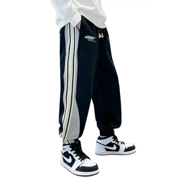 Men's sporty jogging pants with side stripe detail Mune Fashion