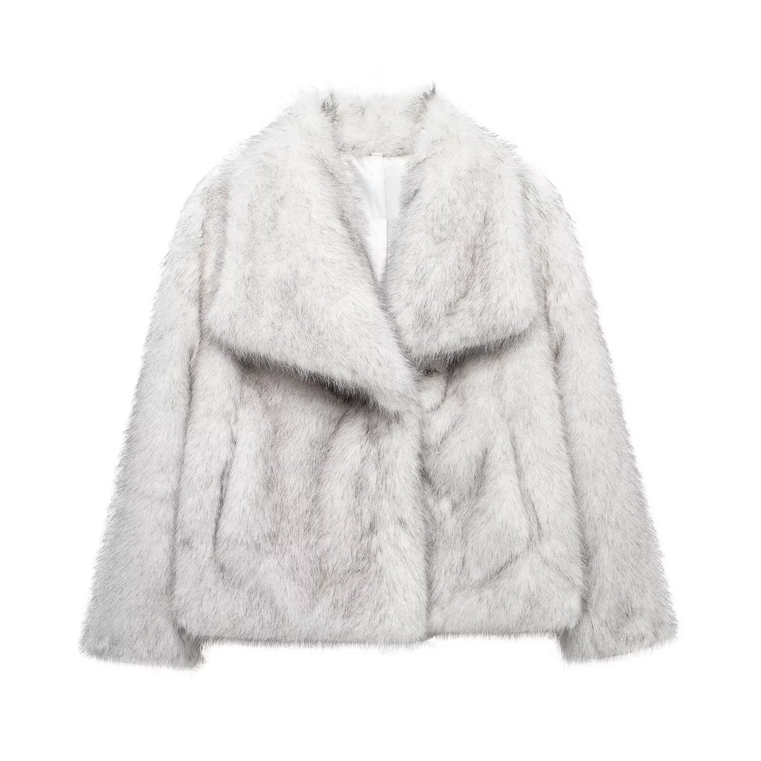 Ladies short cozy faux fur jacket with wide shawl collar, padded lining and concealed closure Mune Fashion