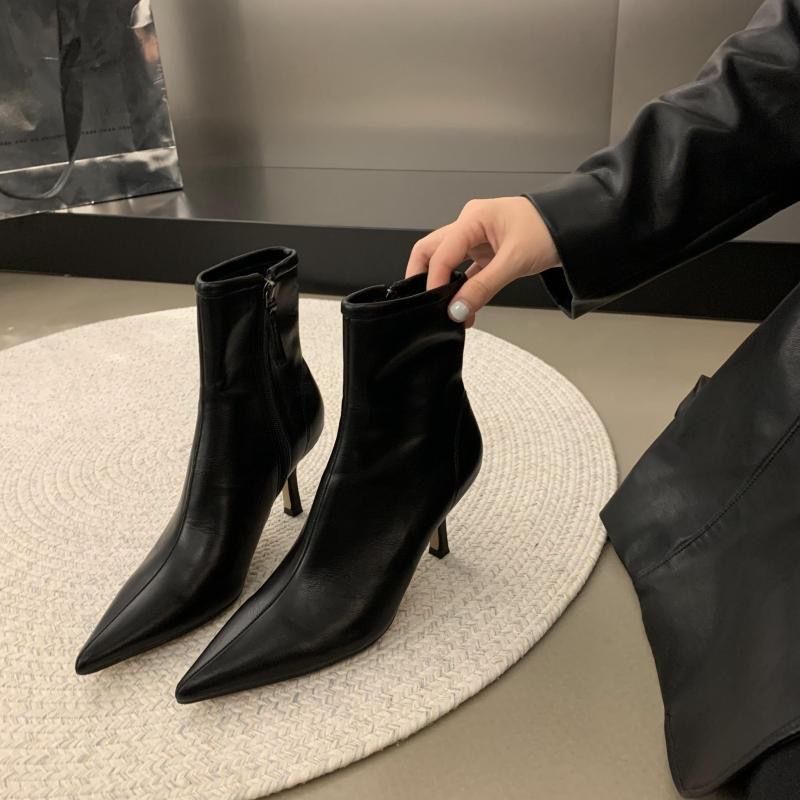 Ladies ankle-high stretch ankle boots with pointed toe and slim sculpted heel Mune Fashion
