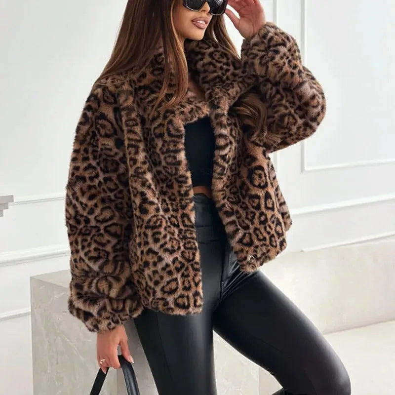 Ladies nan short faux fur jacket with animal pattern, V-neck and fitted silhouette Mune Fashion