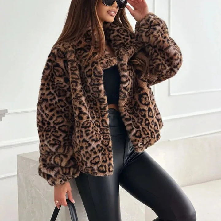 Ladies nan short faux fur jacket with animal pattern, V-neck and fitted silhouette Mune Fashion