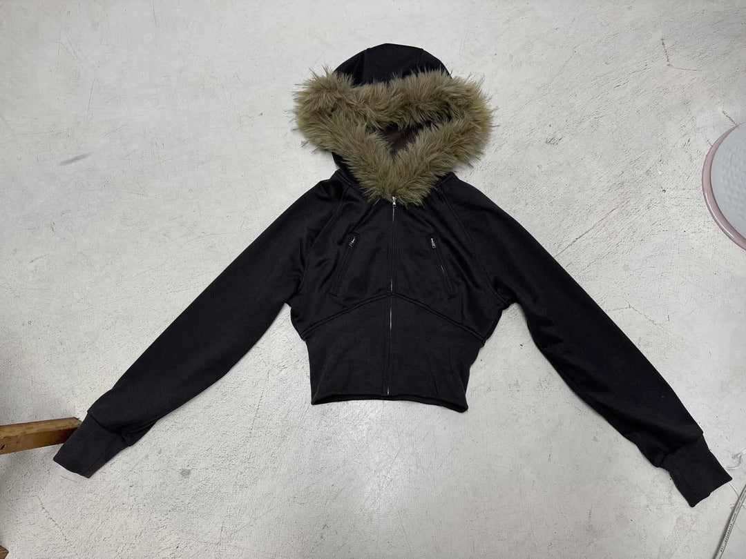 Women's short cut hoodie with faux fur hood, zipper and fitted cuff Mune Fashion