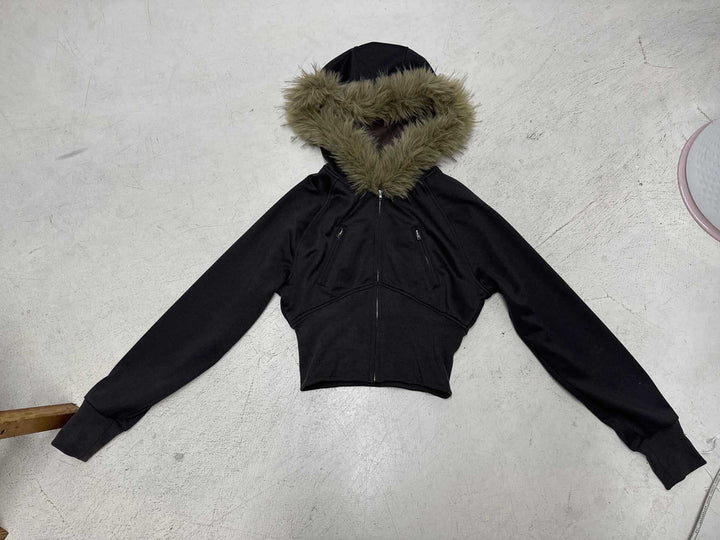 Women's short cut hoodie with faux fur hood, zipper and fitted cuff Mune Fashion