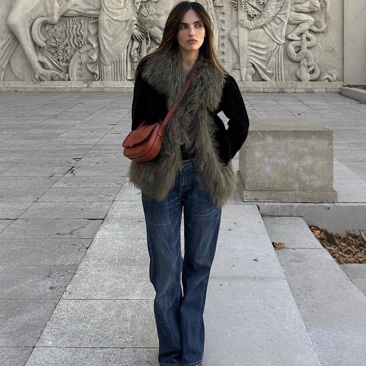 Women's short coat made of artificial fur with voluminous curl trim Mune Fashion